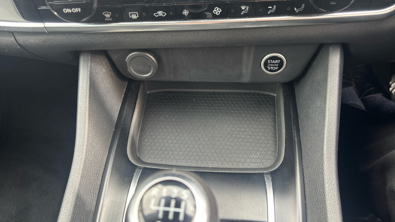 Nissan Qashqai 1.3 DiG-T MH Acenta Premium 5dr Petrol Hatchback